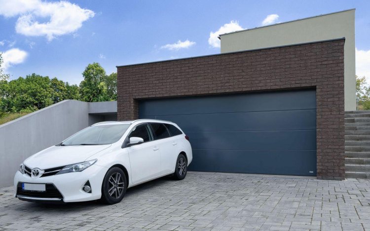 Antracitový hladký panel Velvet H0 patří mezi nejžádanější designy garážových vrat 