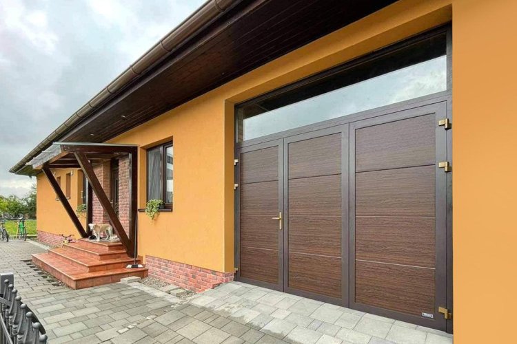 Tříkřídlá vrata Trido s&nbsp;nadsvětlíkem a&nbsp;v&nbsp;designu ořech 