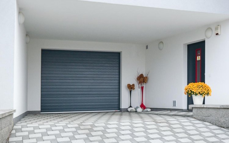 Oblíbená garážová vrata Trido Easy s&nbsp;antracitovým panelem T6 Industry a&nbsp;povrchem stucco